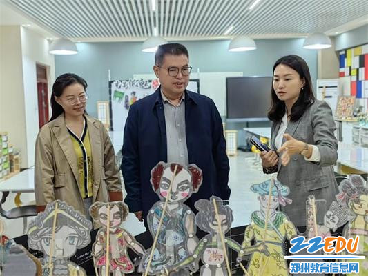 2调研组实地查看建设路小学美术类和科技类社团开展情况