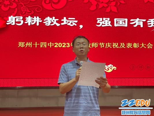 指导教师代表李俊发言