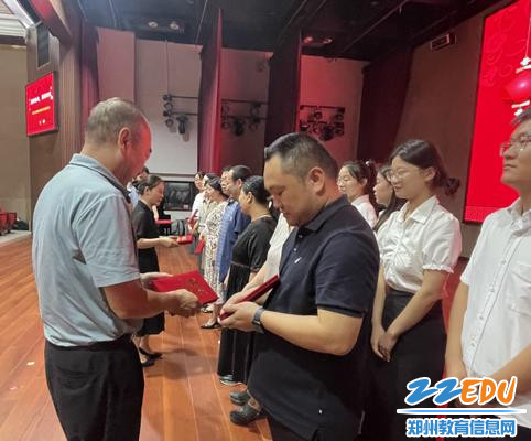 校领导为指导教师颁发聘书