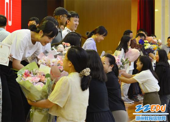 徒弟向师傅献花