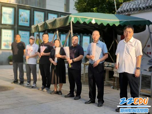 早早等候，翘首期盼