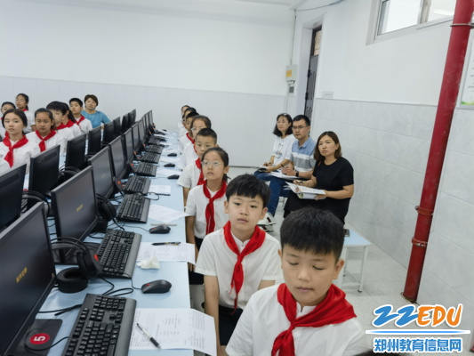 小学信息技术学科听课现场