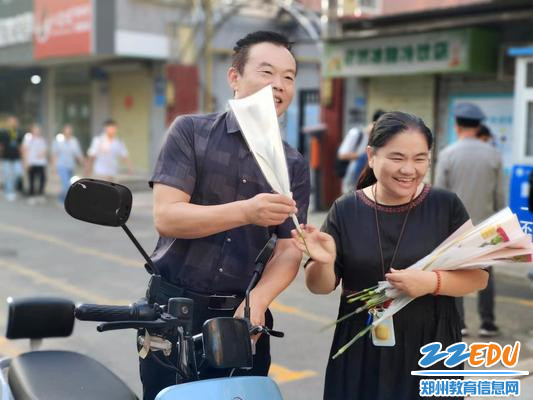 老师们绽放灿烂的笑容