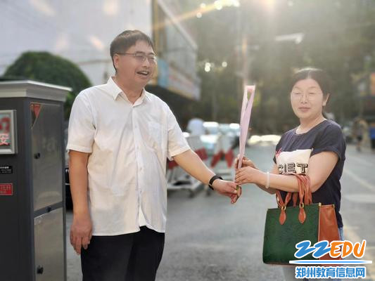 校长杨建臣给班主任老师献花