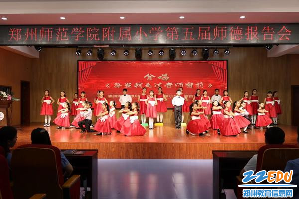 附小美韵团合唱《每当我走过老师窗前》