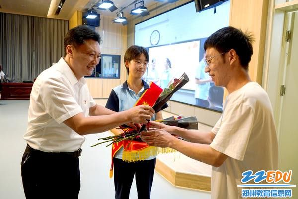张校长为教师献花