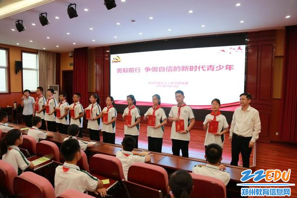 虎荣鑫区长给郑州57中学生赠送《二七精神》思政读本
