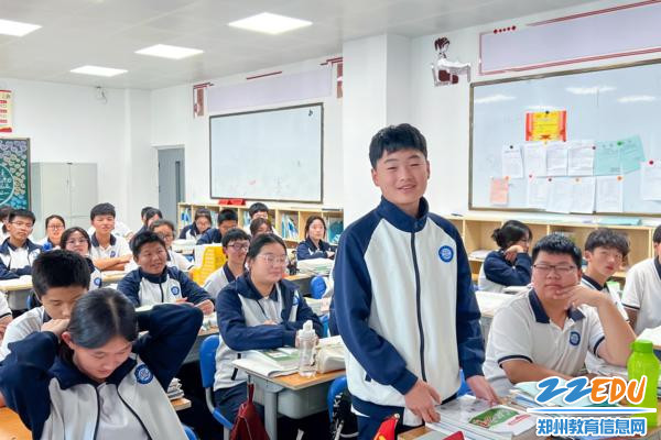 1学生在分享制作油灯的心得