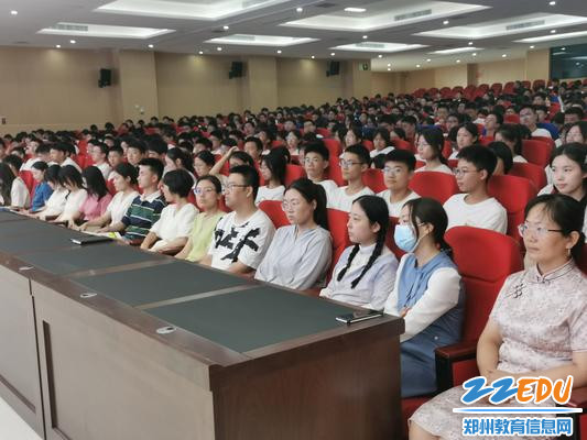 高一年级的老师、同学们认真听讲