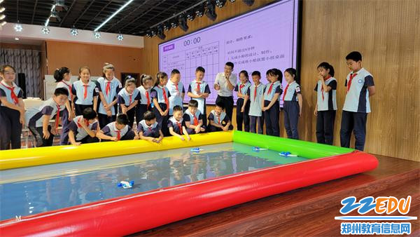 3 科学教育课《用气球驱动小船》展示
