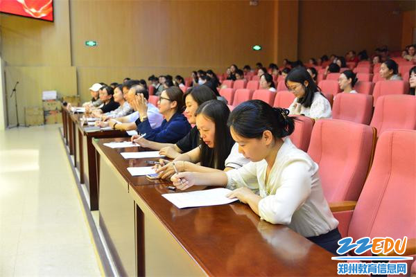 认真打分的评委们