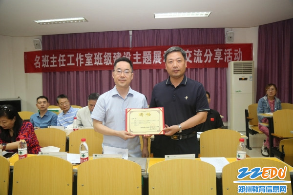 3副校长张浩（右）为副所长来松涛颁发聘书