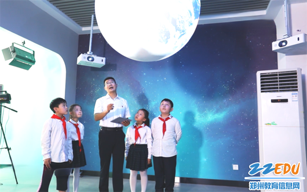 2 学生通过“小球大世界”进行气象科普学习探究