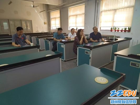4评委们仔细进行听课