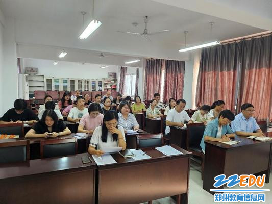 参会老师认真学习会议精神