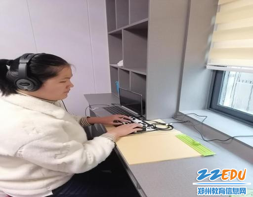 为了提高摸题速度，李玉晗用电脑和点显器辅助学习