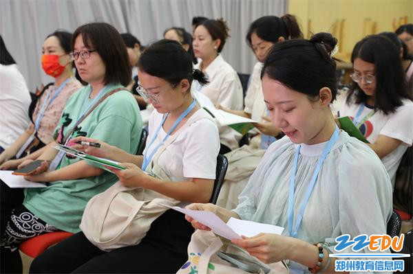 3.学员教师认真记录学习笔记
