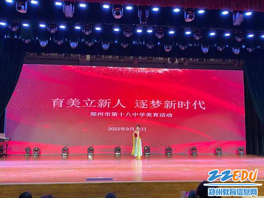 同学在舞台上进行舞蹈表演