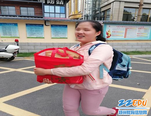 活泼开朗的李玉晗，每天奔跑在上学的路上