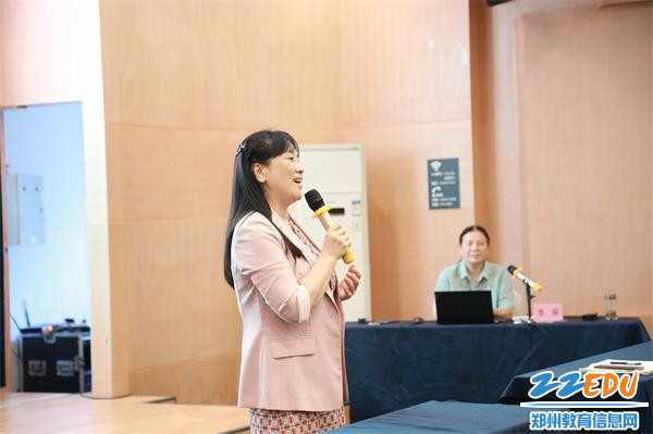 2.郑州市教工幼儿园党支部书记、园长陈春对专家的到来表示欢迎