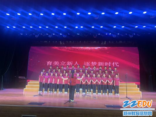 同学在舞台上进行班级合唱