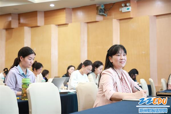 5.陈春园长认真聆听专家报告内容