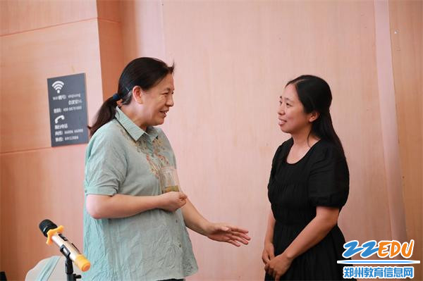 7.专家和学员老师课间亲切互动
