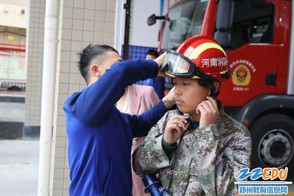 3体验穿戴防护衣