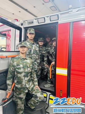 8参观消防车内部