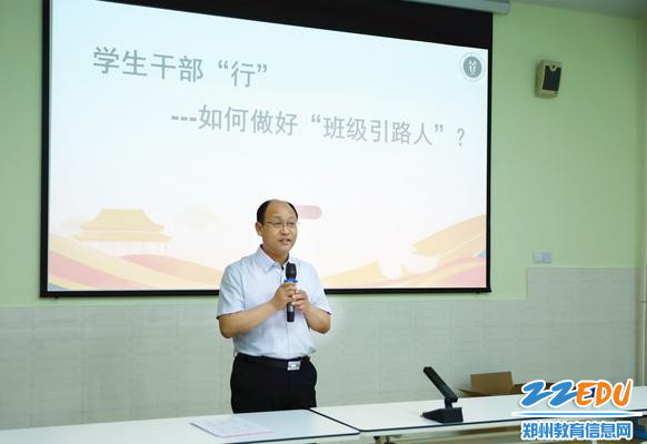 校长孟天义为学生上思政课