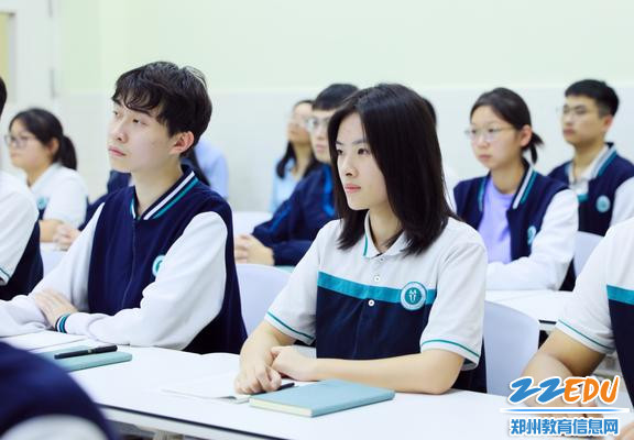 学生认真聆听