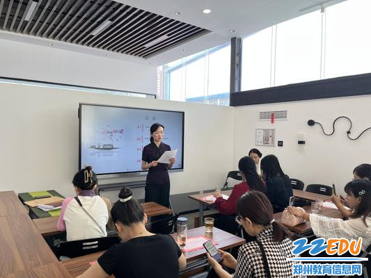 1郑州市财贸学校李亚萍老师介绍导游服务赛项情况