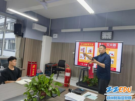 德育处负责人贾鹏老师讲解干粉灭火器的使用方法