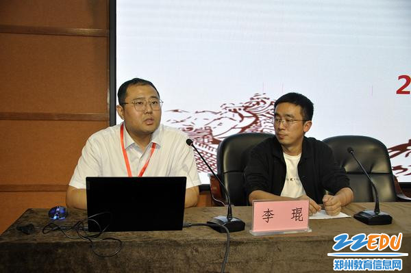 教务处副主任李琨、计算机专业部副主任代亭介绍比赛流程