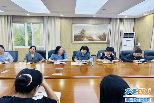 商贸类专业中心教研组成员交流讨论_副本