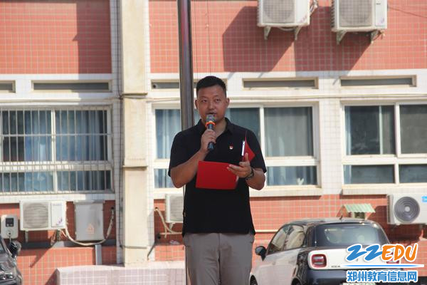 3.团委书记曹帅希望同学们做到知史铭志