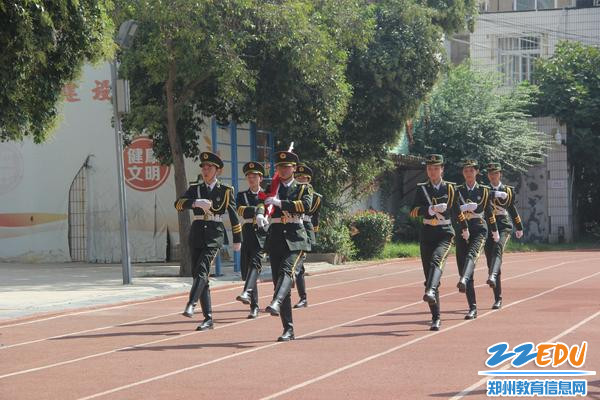 1.国旗护卫队迈着整齐的步伐