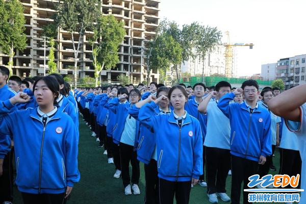 同学们在国旗下宣誓