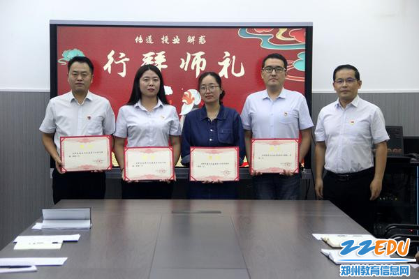 师徒双方签订协议并合影留念