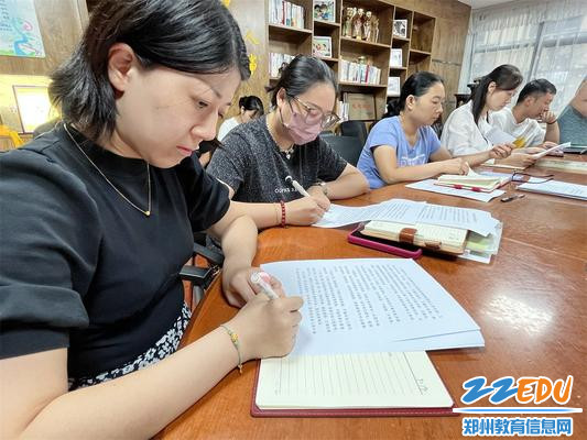 7.1教师签订《郑州市实验幼儿园师德承诺书》