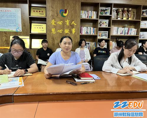 4.教科研主任张霞安排新学期教科研工作