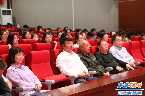 5参会教师认真领学