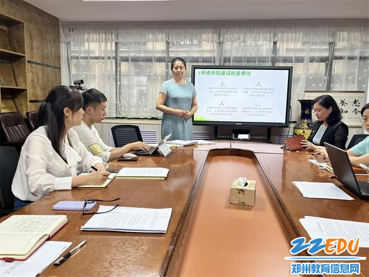 6.保教主任陈鹤婷向教师进行师德师风教育