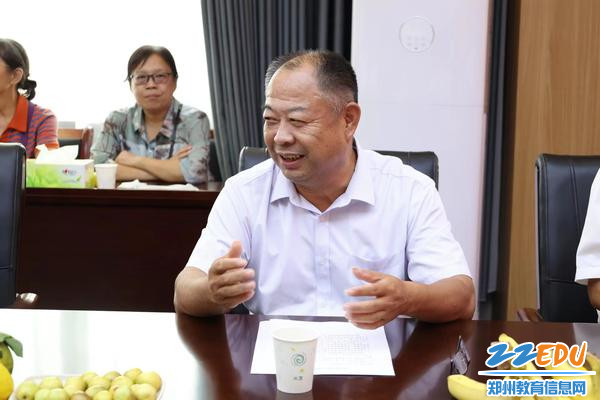 党总支书记楚锦鹏发言