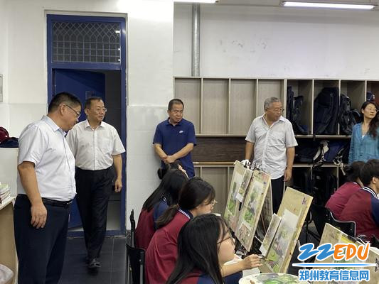 河南大学美术学院院长王圣松为学校美术老师答疑解惑