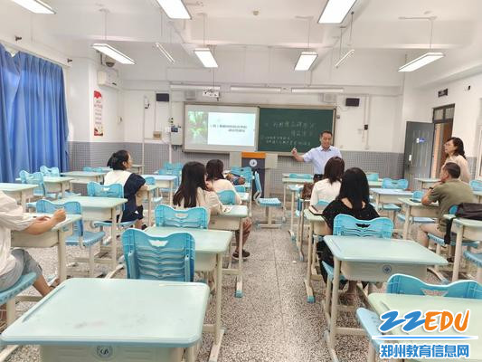 吴建财书记和教师一起学习探讨