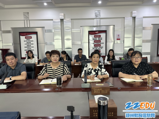 校领导与贾长青校长讨论交流