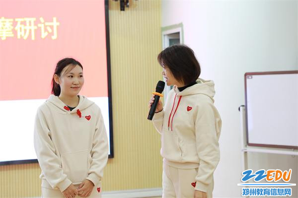 6授课教师李思兰在进行课后反思