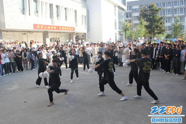 啦啦操社团吸引眼球的舞蹈表演