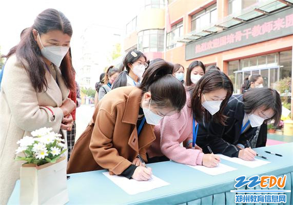 2.学员老师有序签到入场